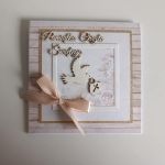 Kartka na Chrzest z gołabkiem na tle kwiatów - Kartka na Chrzest z gołabkiem na tle kwiatów