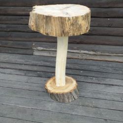 Drewniany stolik na jednej nodze