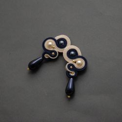 granatowo-kremowe kolczyki lub klipsy sutasz