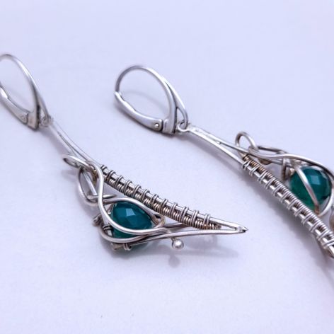 Srebrne kolczyki wire wrapping z zielonym chalcedonem– ręcznie robiona biżuteria artystyczna