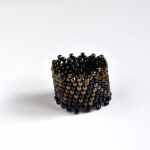 Pierścionek koralikowy czarny 13 - pierścionek koralikowy