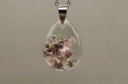 Wisiorek z żywicy z zatopionymi suszonymi kwiatami