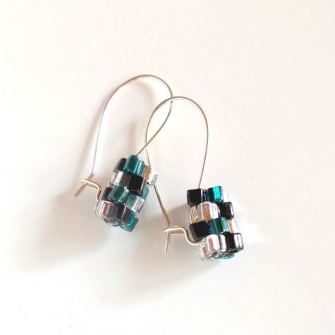 Wiszące kolczyki koralikowe - kryształ w czerni i turkusie