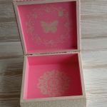 Szkatułka z różami i dekorem - Wnęrtze pudełka na biżuterię