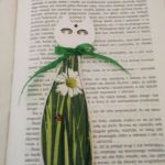 Drewniana zakładka do książki - kot w zielonej trawie - widok