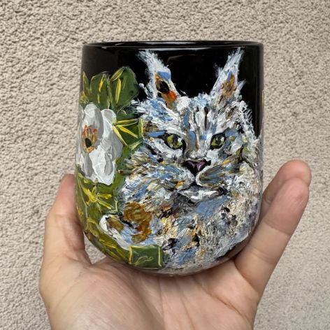 Porcelanowy kubek ręcznie malowany Kot Maine coon w dzikiej róży 