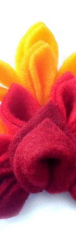 Broszka z filcu - tęczowy kwiat