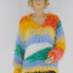 Pierzasty sweterek w kolorach tęczy. - na prezent