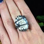 Srebrny pierścionek z agatem fire - pierścionek na dłoni