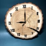 Zegar z plastra drewna - dąb (CUDA Z DREWNA) - Klasyczne wskazówki w towarzystwie rzymskich cyfr