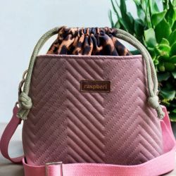 Listonoszka z pikowanego weluru z kominem w panterkę