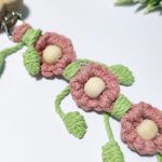 Zawieszka do smoczka lub gryzaka. Kwiatek. - Zbliżenie