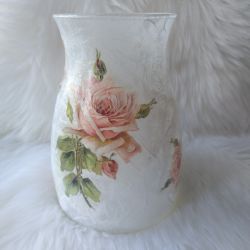 lampion-wazon szklany z morelowymi różami