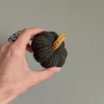 Dynia ozdobna, S, kolor zielony - 1 szt. - Dynia ozdobna, zielona z pomarańczowym ogonkiem, rozmiar S