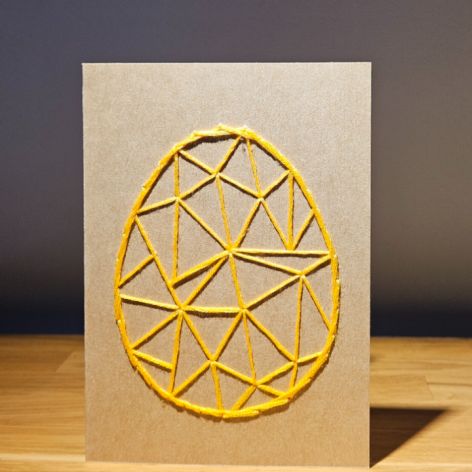 Kartka Wielkanocna - ręcznie haftowana - Pisanka żółta