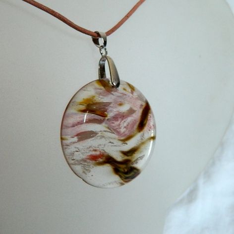 Złoto-różowy kryształ z duchem, duży okrągły wisior na rzemieniu