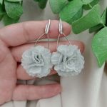 Jedwabne kolczyki kwiaty szare siwe - siwe kwiaty