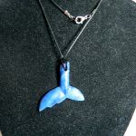 Agat niebieski, oryginalny wisiorek w kształcie płetwy - 