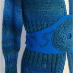 sweter w błękitach z ozdobnym pasem - 