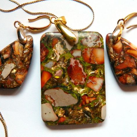 Jaspis z bornitem w złotej oprawie, wisior i kolczyki, zestaw biżuterii