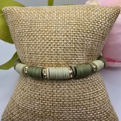Bransoletka wykonana odcieniach zieleni