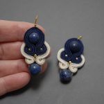 granatowo-białe kolczyki lub klipsy sutasz z chryzokolą - 