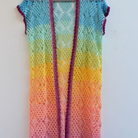 Szydełkowa kamizelka w tęczowych kolorach
