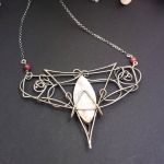Oubli - Naszyjnik Wire Wrapping z Agatem i Rubinami – Ręcznie Wykonana Biżuteria Artystyczna - Naszyjnik Wire Wrapping z Agatem i Rubinami