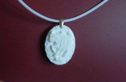 Wisiorek z białego jadeitu, płaskorzeźba byk, medalion