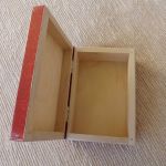 Pudełko malowane średnie - Kot w czerwieni - wnętrze