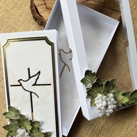 151,komunia-kartka w pudełku w złocie