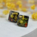 Unikatowe kolczyki kwadraty z kwiatuszkami w żywicy - kolczyki z kwiatkami z żywicy