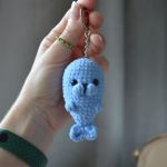 Brelok foka niebieska, Brelok foczka pluszowa, Breloczek dla dziecka - Foka ma małe czarne plastikowe oczy na bezpiecznym mocowaniu. - Zapięcie - metalowy karabinek.