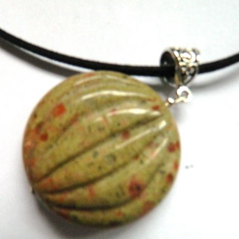 Naturalny ochronny unakit oliwkowy , oryginalny wisior na rzemyku