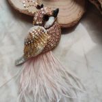 Broszka w kształcie ptaka – elegancka biżuteria handmade - Haftowana ręcznie koralikami, kryształkami i perełkami – dopracowana w każdym detalu.