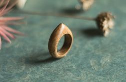 Drewniany pierścionek z orzecha europejskiego