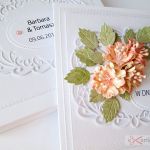 Kartka W DNIU ŚLUBU - pastelowe kwiaty - Biało-pastelowa kartka na ślub w pudełku