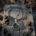 Brutalistycznym wisior z Malachitem - Surowość natury w wisiorku z malachitu