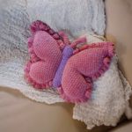 Poduszka pluszowa "Motyl", Poduszka dekoracyjna, Prezent dla dziecka - Poduszka w kształcie motyla będzie doskonałym dodatkiem do salonu, sypialni, pokoju dziecięcego lub kącika zabaw. Może także być wykorzystana jako rekwizyt podczas rodzinnej sesji zdjęciowej.