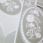 Kartka MĄŻ & ŻONA srebrzysto-biała - Rozkładana kartka ślubna z białymi kwiatami