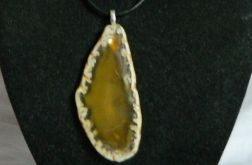 Bursztynowo-żółty agat, nieregularny plaster, wisiorek na rzemyku
