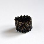 Pierścionek koralikowy czarny 13 - pierścionek na prezent