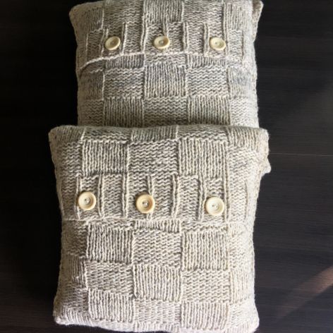 Dekoracyjna poduszka robiona na drutach z owczej wełny
