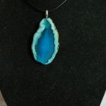 Niebieski agat, surowy plaster, wisiorek na rzemieniu - 