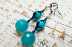 opleciony na niebiesko-agat