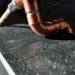 Designerska lampa industrialna miedziana z cegłą w stylu brutalizm - Detale miedź i cegła