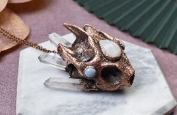 Miedziany wisior czaszka żółwia kwarc, niebieski opal, kamień księżycowy #359
