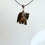 Drewno tekowe, mały słonik na rzemyku, wisiorek - 