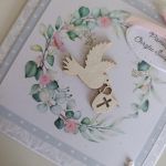 Kartka na Chrzest Święty wianek z gołąbkiem  - Kartka na Chrzest Święty wianek z gołąbkiem