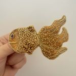 Broszka złota rybka – ręcznie haftowana, elegancka, unikatowa - 